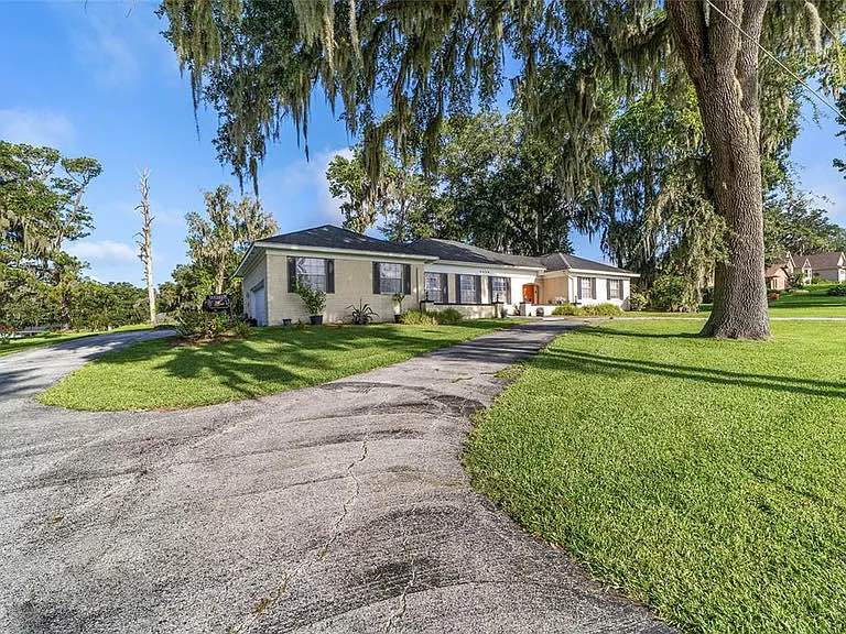 Front view of home at 5350 NW 75th Ave in Ocala