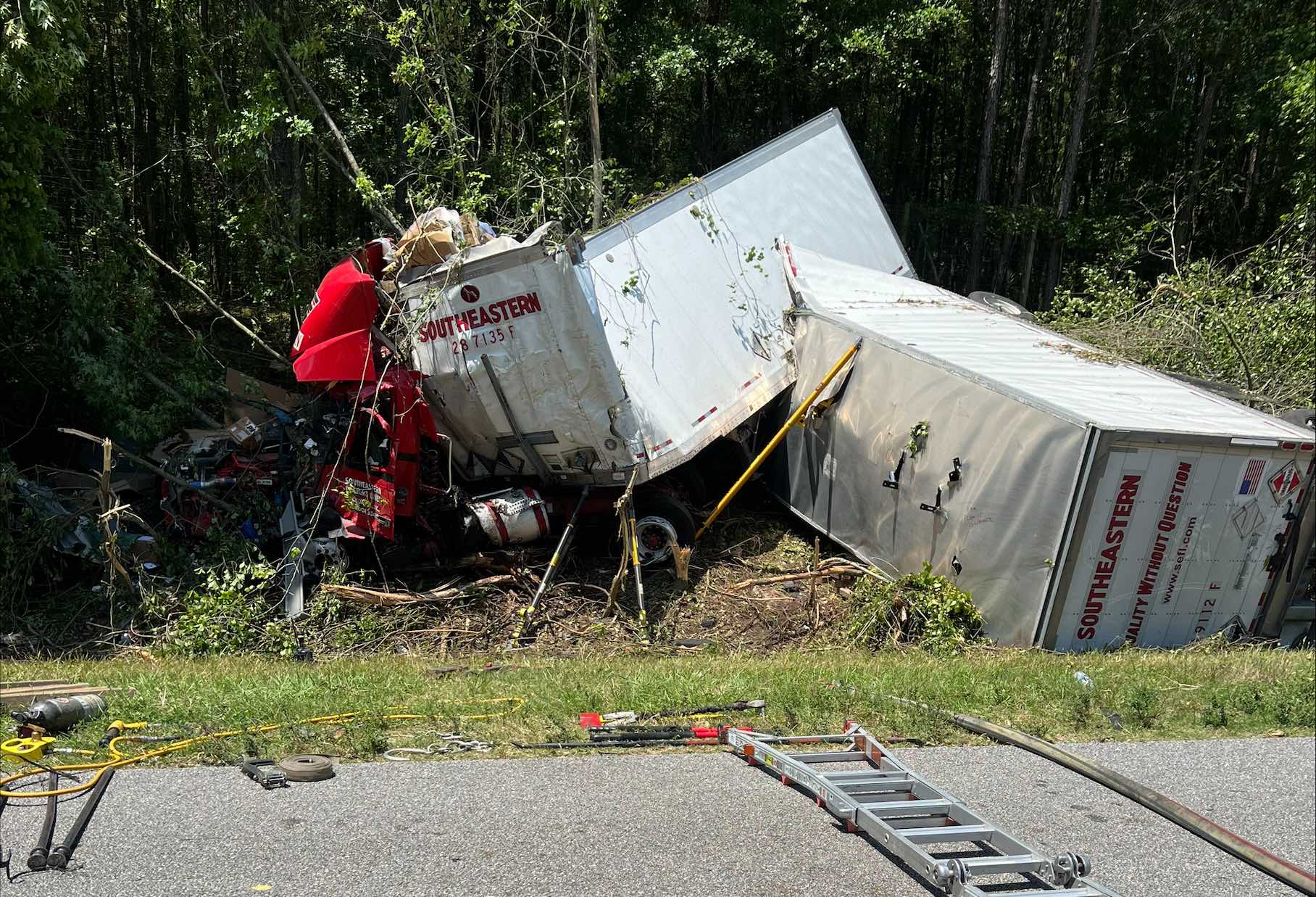 Southbound I-75 lanes close after truck crashes, spills chemicals ...