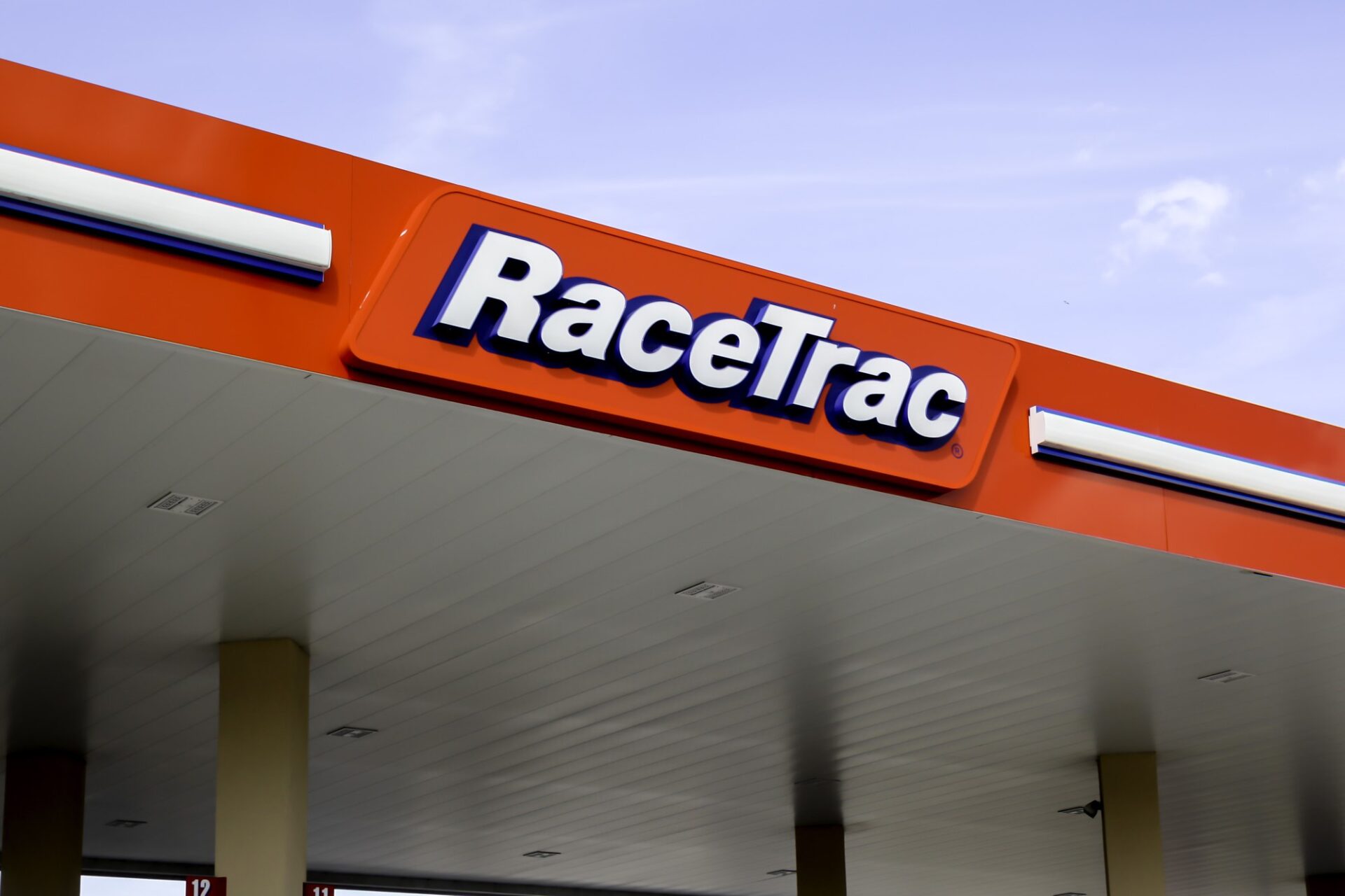 RaceTrac gas station logo