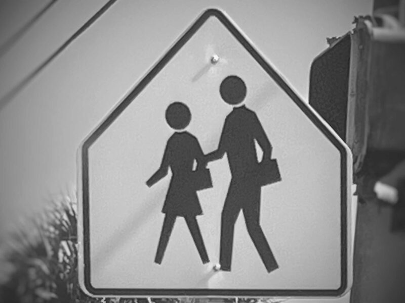 Pedestrian-crossing-sign-in-black-and-wh