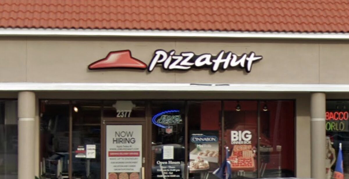 Pizza Hut at 2377 SW College Rd, Ocala, FL 34471